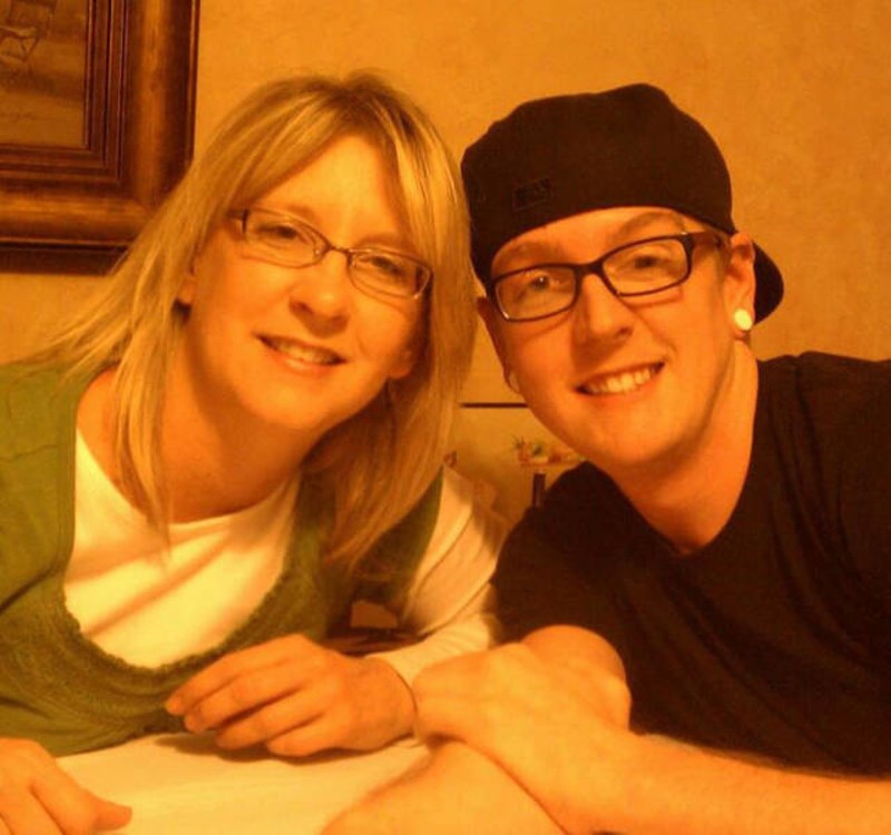 2. Svi mi kažu da sam preslika svoje mame, a sad napokon to vidim i ja