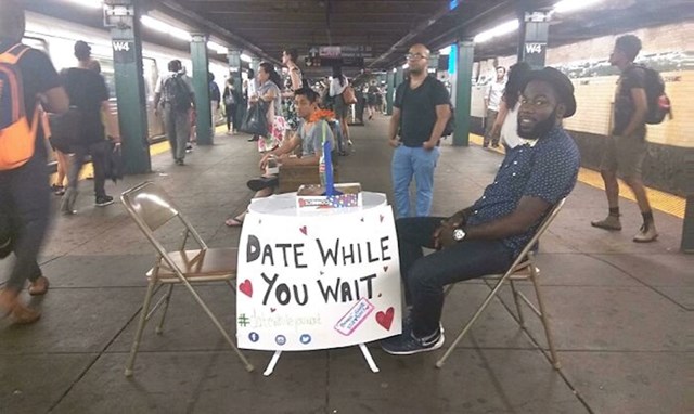 11. Tip nudi ljudima da sjednu s njim na spoj dok čekaju podzemnu željeznicu