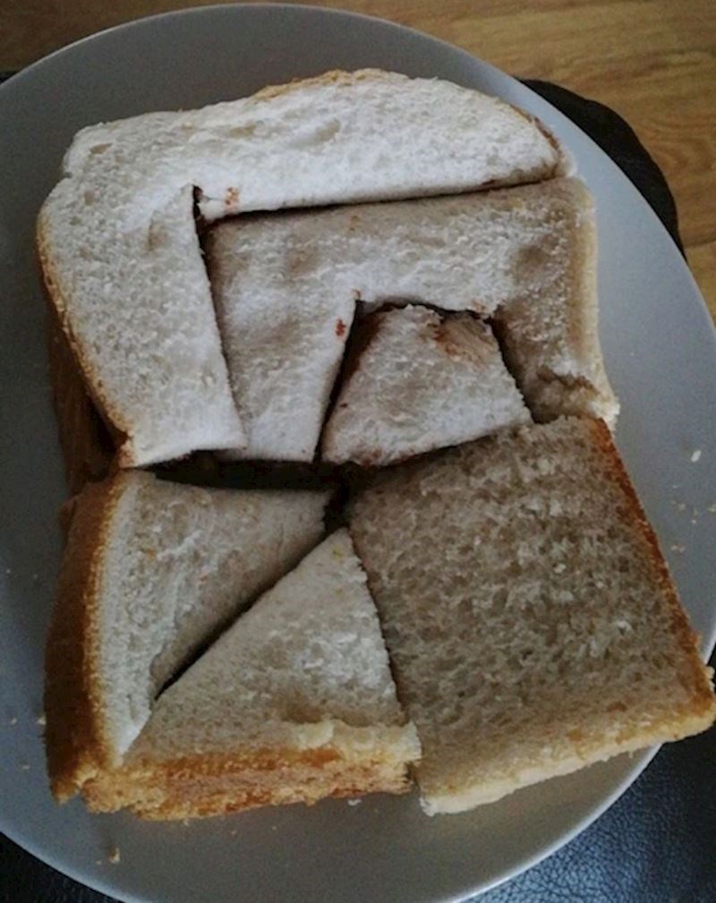 7. Moj brat ovako reže sendvič