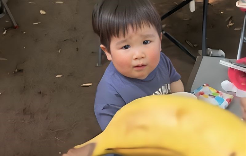 Klinac se vidno oraspoloži svaki put kad mu tata da bananu, snimka je oduševila milijune ljudi