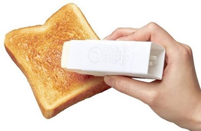 12. Ovaj uređaj za mazanje maslaca na tost nam svima treba
