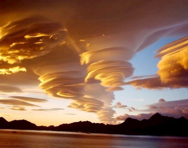 Lentikularni oblaci su stvarni iako izgledaju kao da su fotošopirani