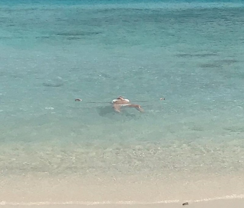 7. Zamolila je dečka da ju fotka kako pluta u moru