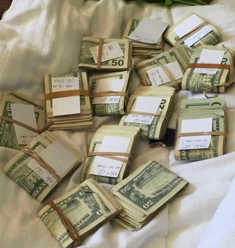 4. Djed mi je rekao da je imao nešto novca skrivenog u čarapi prije nego što je preminuo. Ovo je "čarapa".