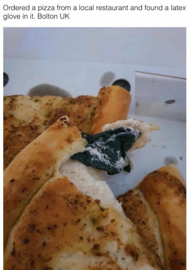 17. Naručio sam pizzu iz lokalnog restorana u Boltonu (Velika Britanija) i u njoj pronašao gumenu rukavicu