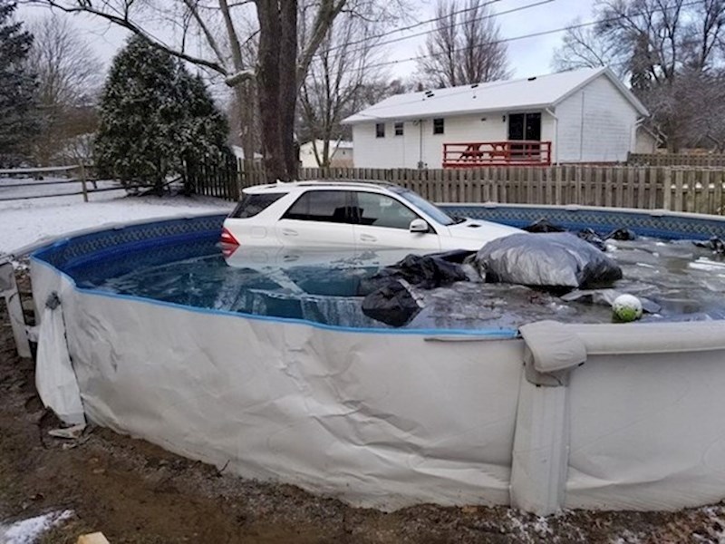 Izašao je u svoje dvorište i ugledao nečiji auto u bazenu.