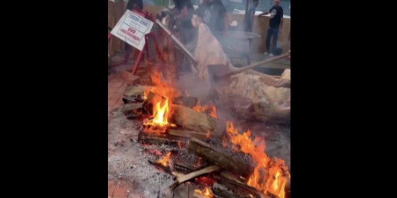 Ekipa iz jednog DVD-a pripremala je vola na ražnju, snimka onoga što se dogodilo hit je u regiji