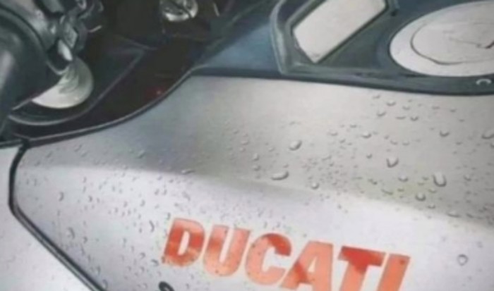 Balkanac je na svoj motor zalijepio naljepnicu koja je privukla pažnju prolaznika, fotka je hit