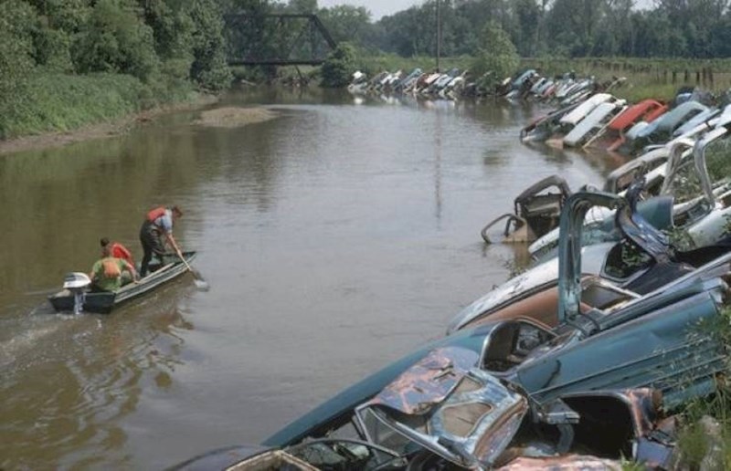3. Olupine starih auta nasukane na obalu rijeke Cuyahoga
