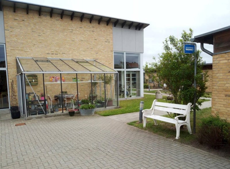 15. Lažno stajalište autobusa u jednom domu za starije i nemoćne. Služi za spječavanje korisnika s demencijom od bijega.