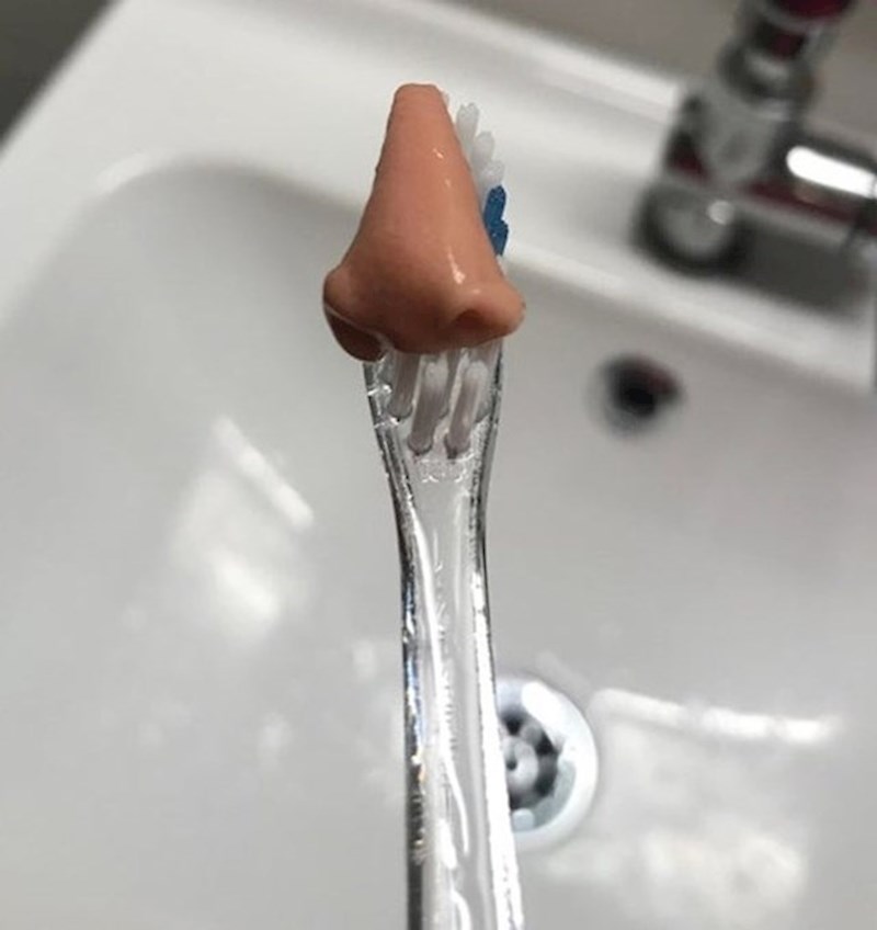 2. "Istisnuo sam pastu za zube i iz nje je ispao - nos!😳"