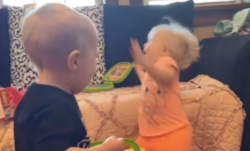 Nečija obiteljska snimka nasmijala je milijune diljem svijeta, a sve zbog urnebesne glume ove curice