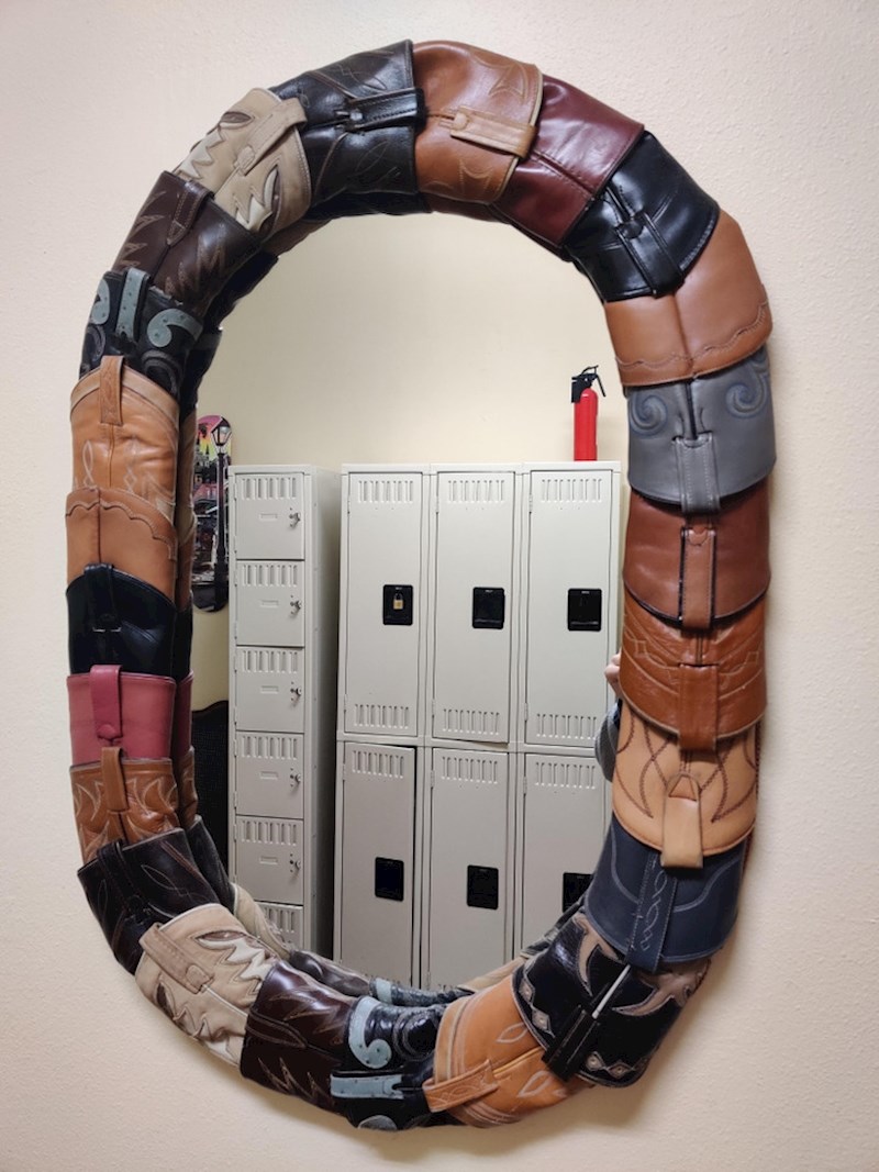 13. U ovom ogledalu nalazi se ogledalo koje ima okvir od kožnih čizama