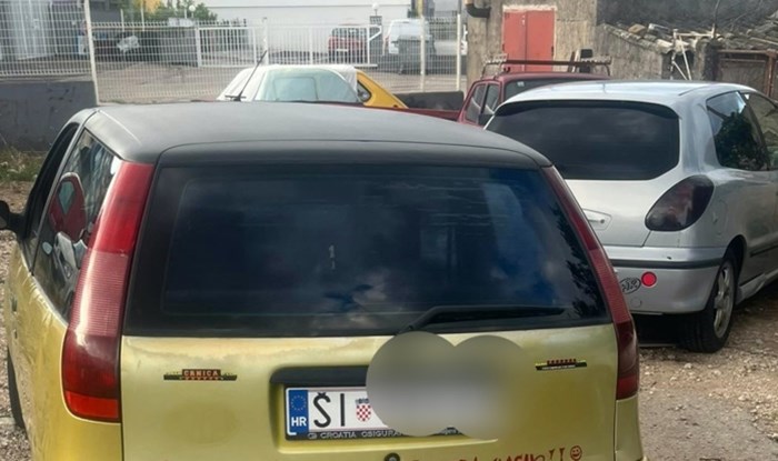 Natpis na autu ovog Šibenčanina nasmijava sve koji ga vide, odmah će vam biti jasno zašto