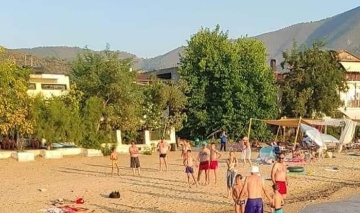 Fotka s rumunjske plaže postala je hit na popularnoj FB stranici, a sve zbog totalno bizarne nezgode
