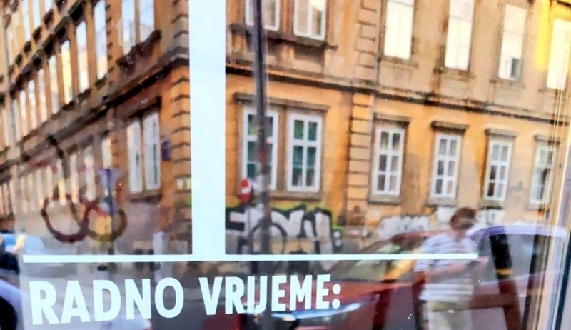 Prolaznik je morao fotkati i svima pokazati radno vrijeme ovog objekta, fotka je urnebesna