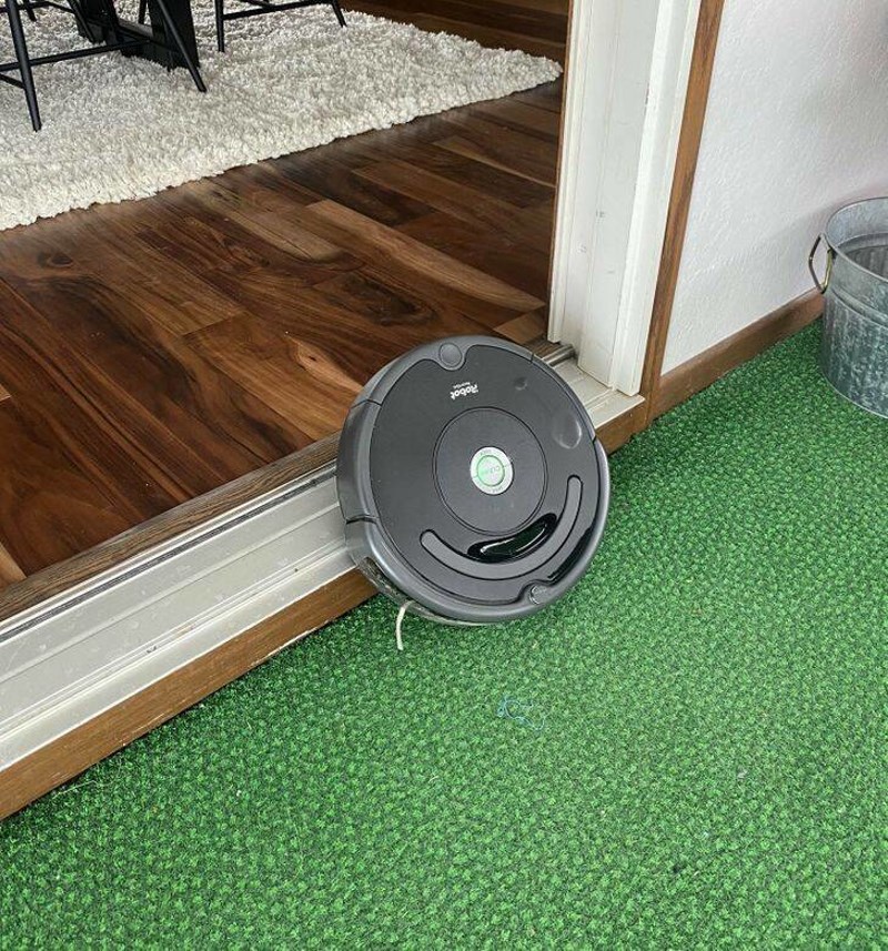 14. Usisavač mi je poslao poruku da je zapeo na stijeni 😆