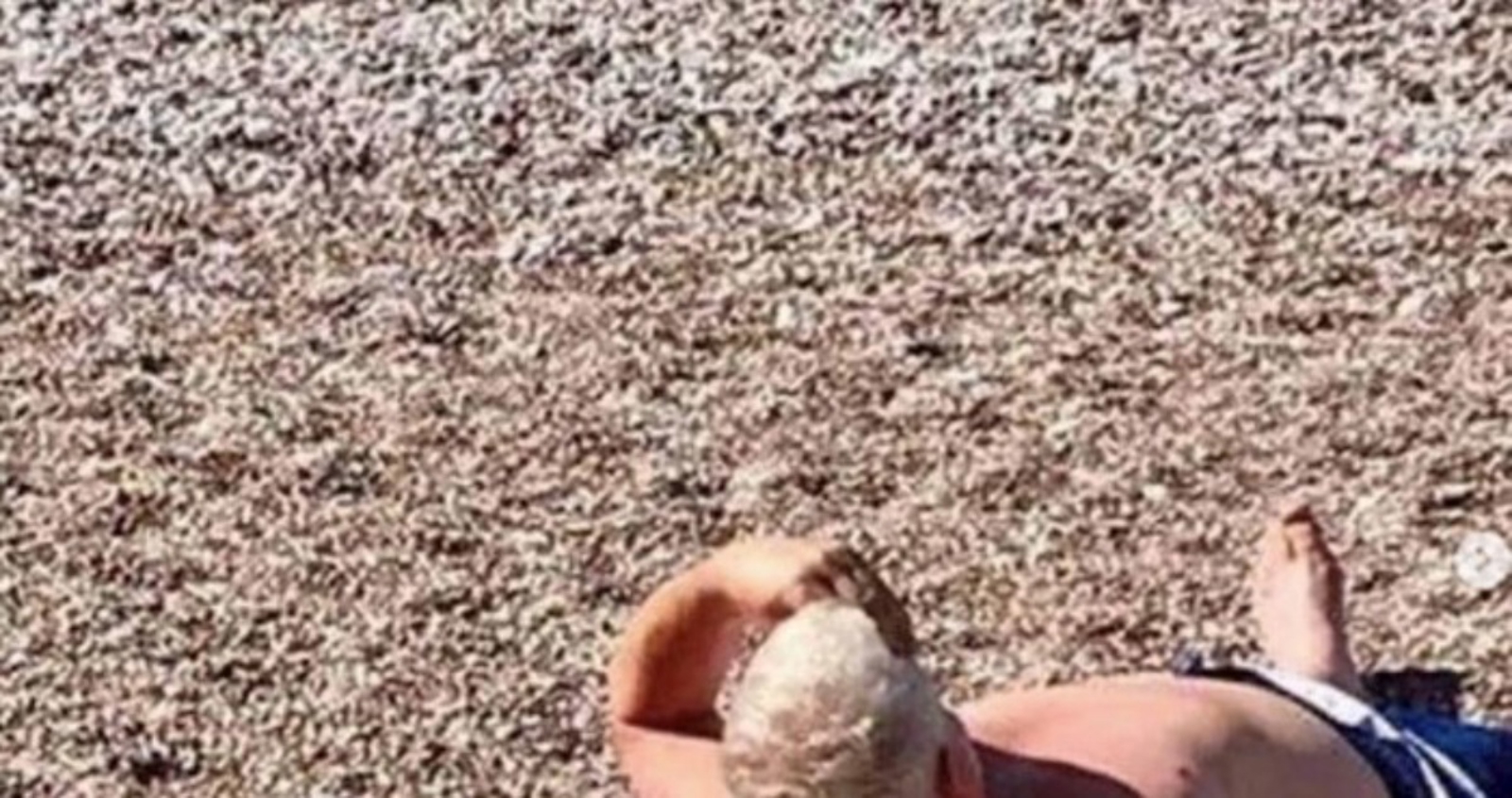 Fotka s plaže u Vodicama nasmijala je cijelu Hrvatsku, morate vidjeti na što je tip naslonio glavu