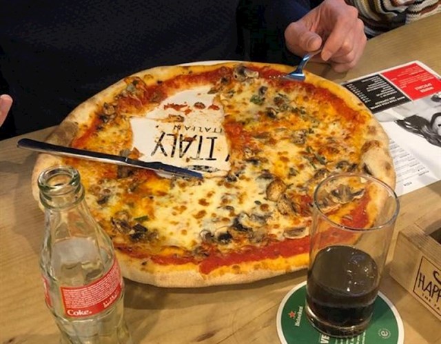 11. Ma kakvo čudovište moraš biti da ovako jedeš pizzu?🤯