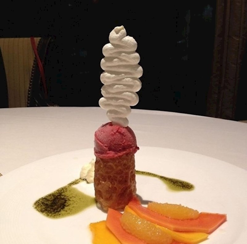 14. "Konobarica se smijala nakon što smo naručili jedan voćni desert. Sada znamo zašto."