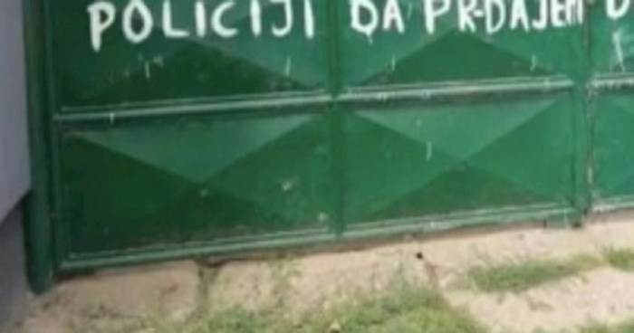 Fotka iz sela u BiH nasmijala je cijelu regiju, morate vidjeti što je osvanulo na nečijoj ogradi