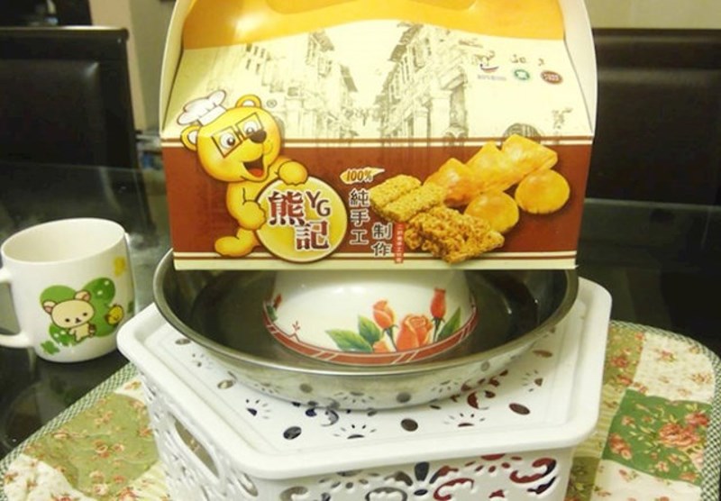 3. Imamo problem s mravima u stanu. Ovako je moj tata zaštitio svoje keksiće.