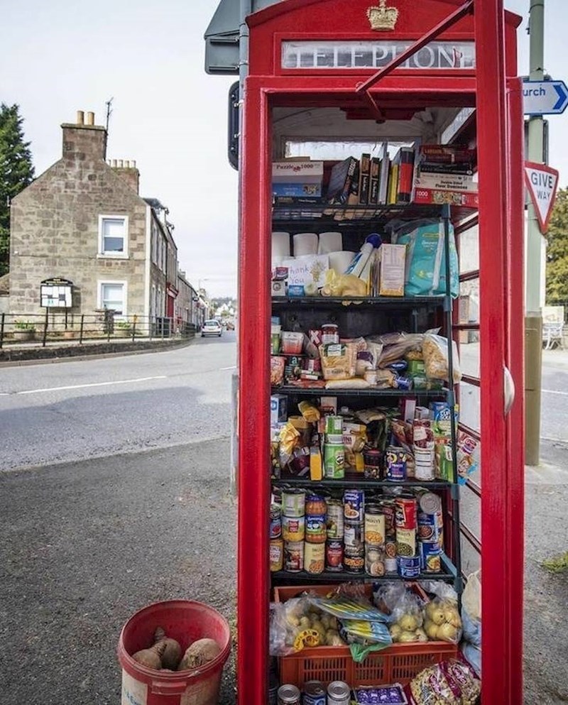 7. Javni "frižider" u nekadašnjoj telefonskoj govornici. Svatko može uzeti i donijeti što god želi.