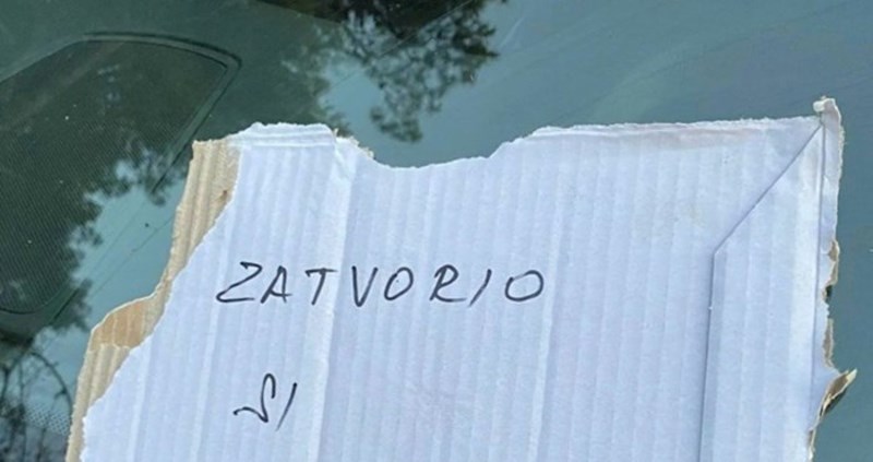 Netko je na nepropisno parkiranom autu primijetio zanimljivu poruku, odmah ćete vidjeti zašto je hit