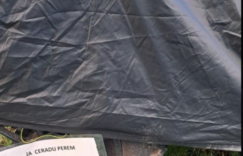 Vlasnik motora ostavio je poruku osobi čiji pas urinira po zaštitnoj ceradi, fotka je postala hit