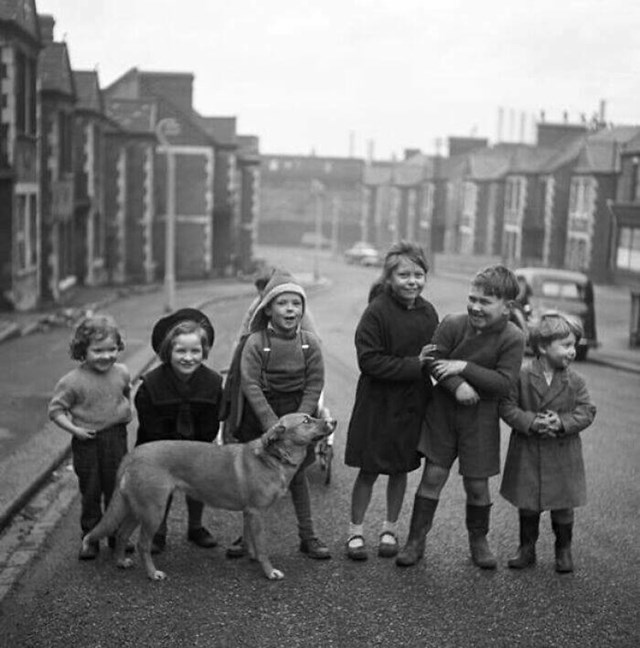 17. "Londonska djeca i pas..... otprilike 1955."