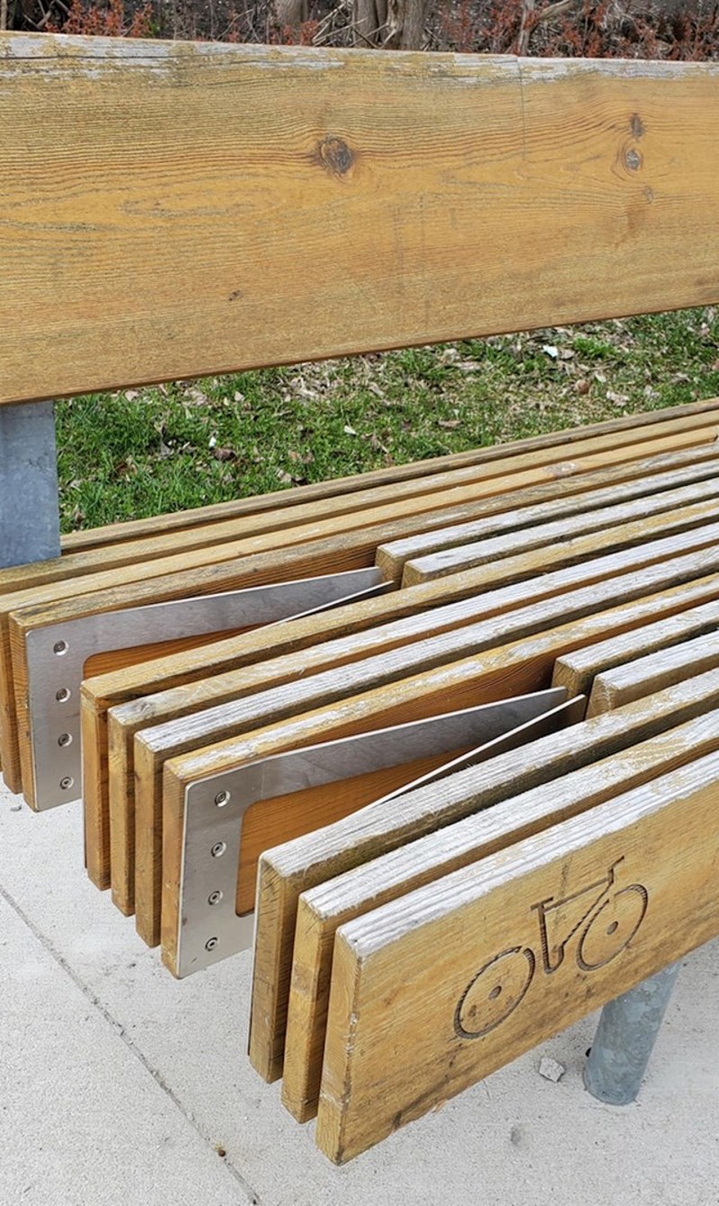 15. Klupica za koju možete privezati svoj bajk