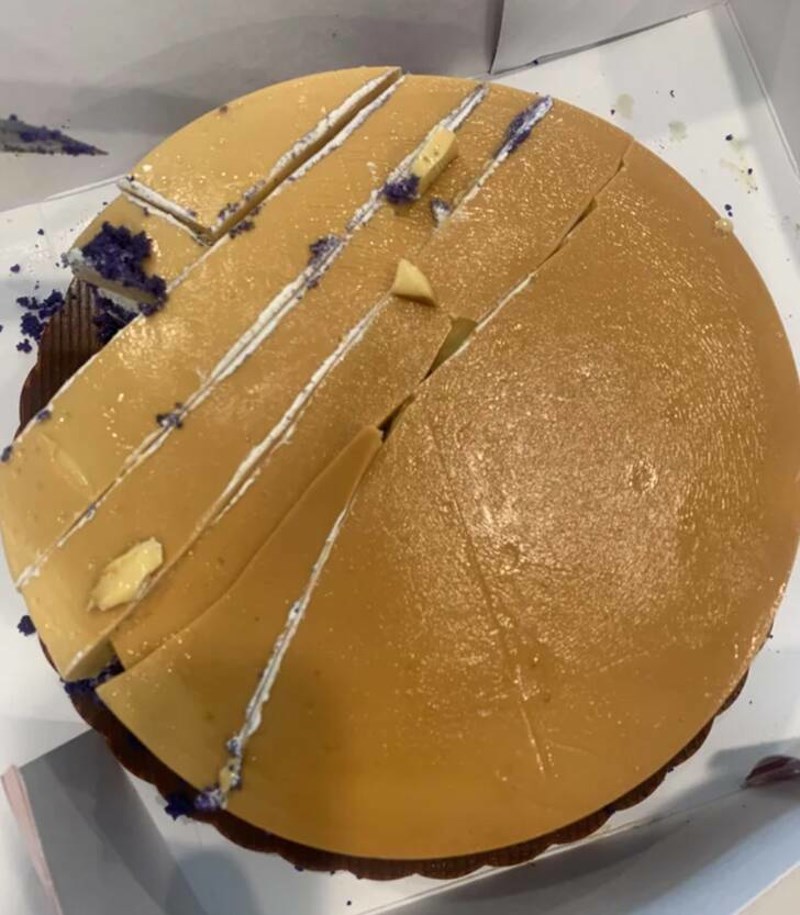 21. Osoba koja je ovako razrezala tortu...