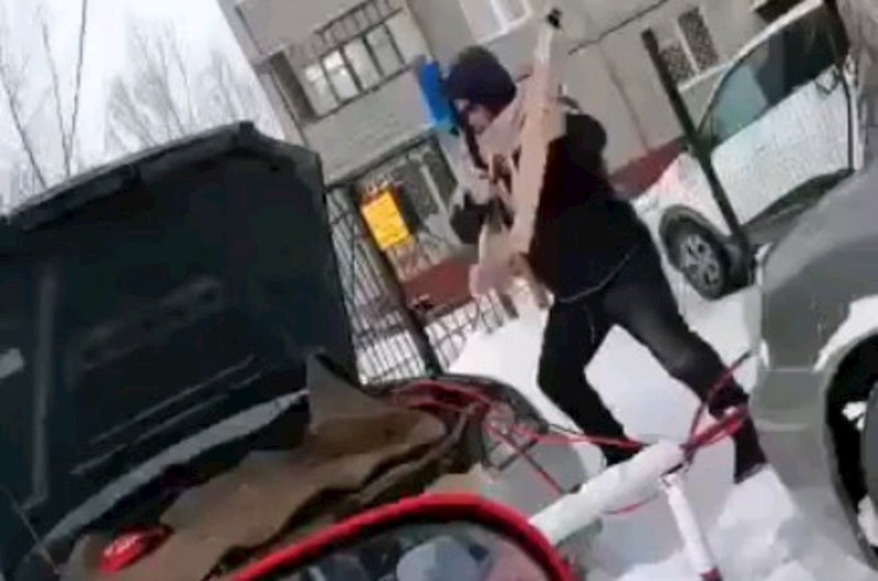 Tip je pokušao popraviti auto na totalno bizaran način, snimka je hit na cijelom Balkanu