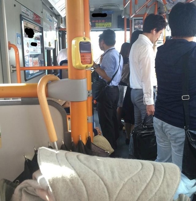3. U autobusima ljudi ostavljaju mjesta praznima zato što su ona rezervirana za starije građane
