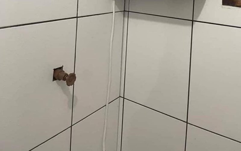 Detalj iz nečije tuš kabine hit je na Fejsu, morate vidjeti od čega je tip napravio držač za šampone