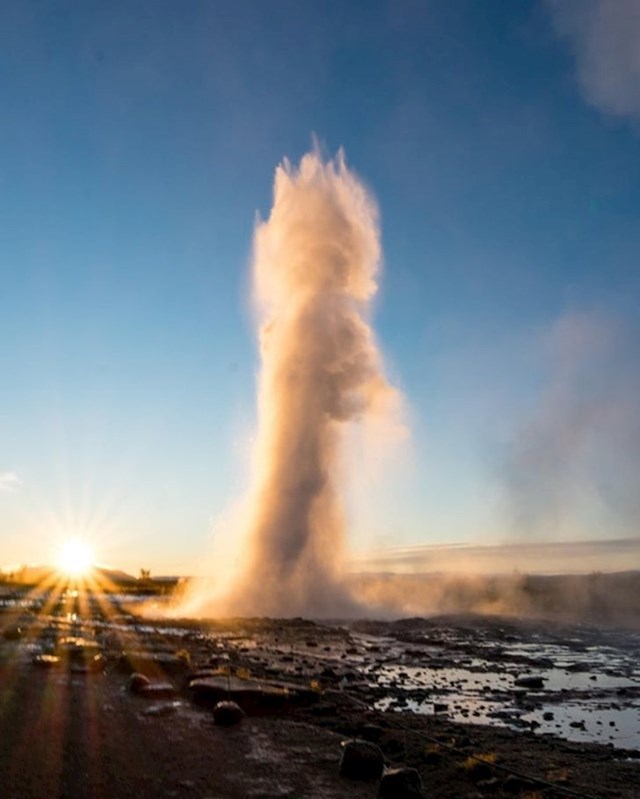 "Ustao sam u 3:30 ujutro kako bih na Islandu stigao slikati izlazak Sunca i Strokkur gejzir. Isplatilo se."