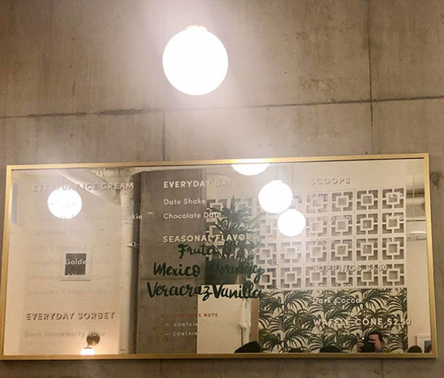 11. Restoran je napisao jelovnik na ogledalu
