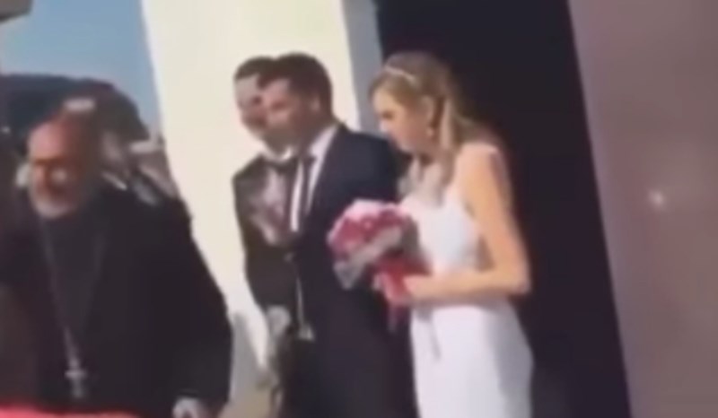 Snimka s jedne svadbe apsolutni je hit na Fejsu, sve će vam biti jasno kad vidite što radi svećenik