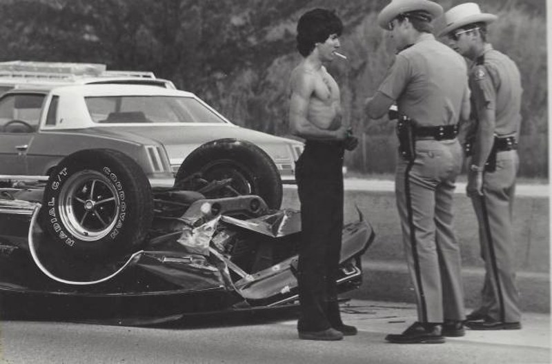 9. Muškarac razgovara s policajcima nakon nesreće na autocesti, 1970-ih