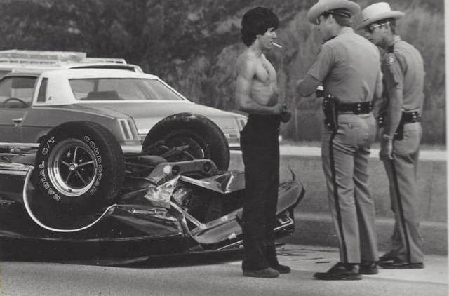 9. Muškarac razgovara s policajcima nakon nesreće na autocesti, 1970-ih
