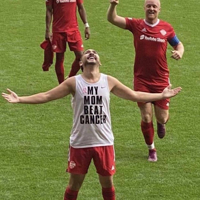 2. Na majici mu piše: "Moja mama je pobijedila rak".