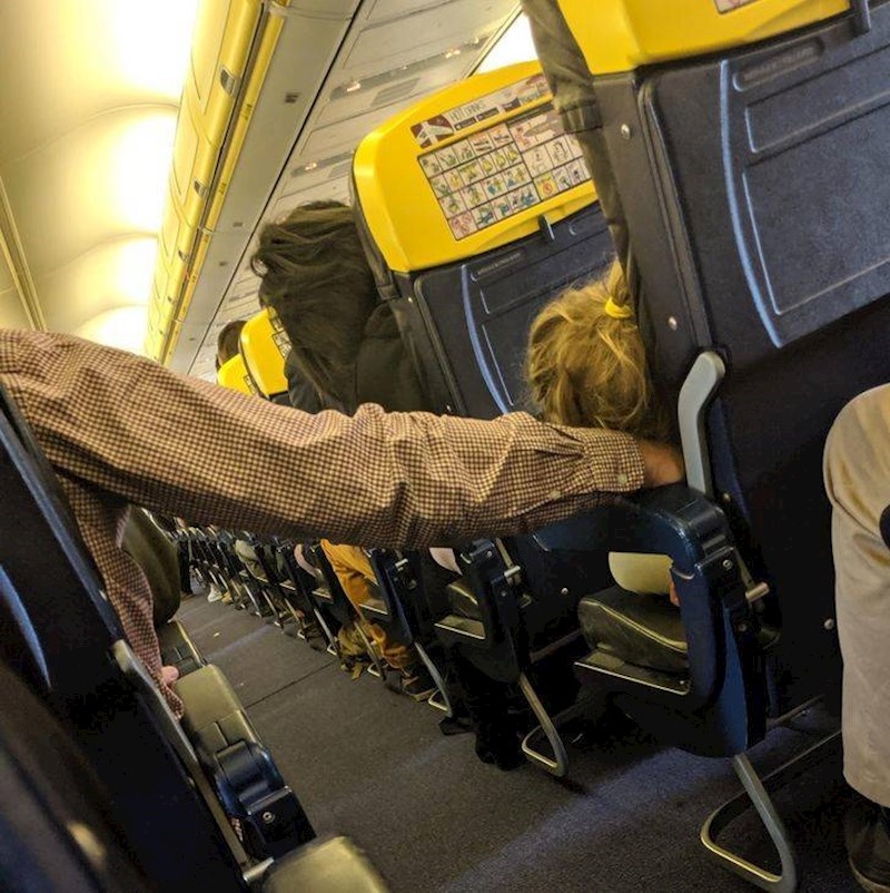 15. Tatina ruka je najbolji jastuk🥰