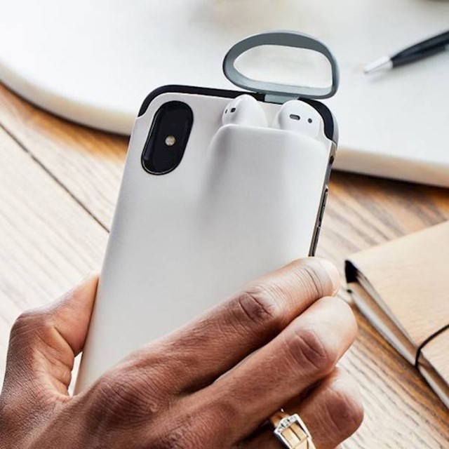 4. Maskica za iPhone koja ima poseban predinac za AirPods slušalice, a također ih i puni