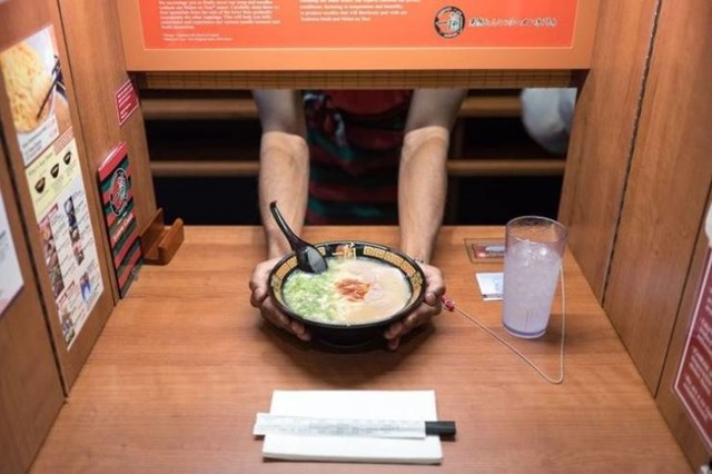 4. U nekim restoranima u Japanu konobari vas poslužuju bez da se međusobno vidite