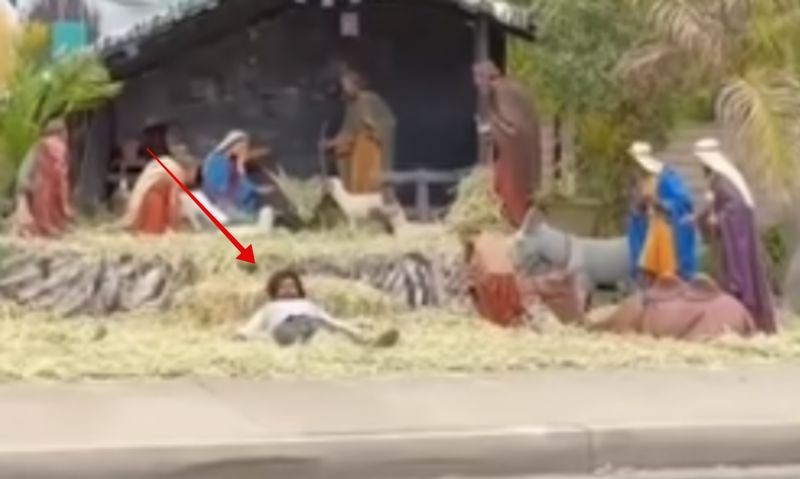 Tisuće ljudi lajkaju snimku ovih jaslica, a sve zbog bizarnog detalja koji se savršeno uklopio