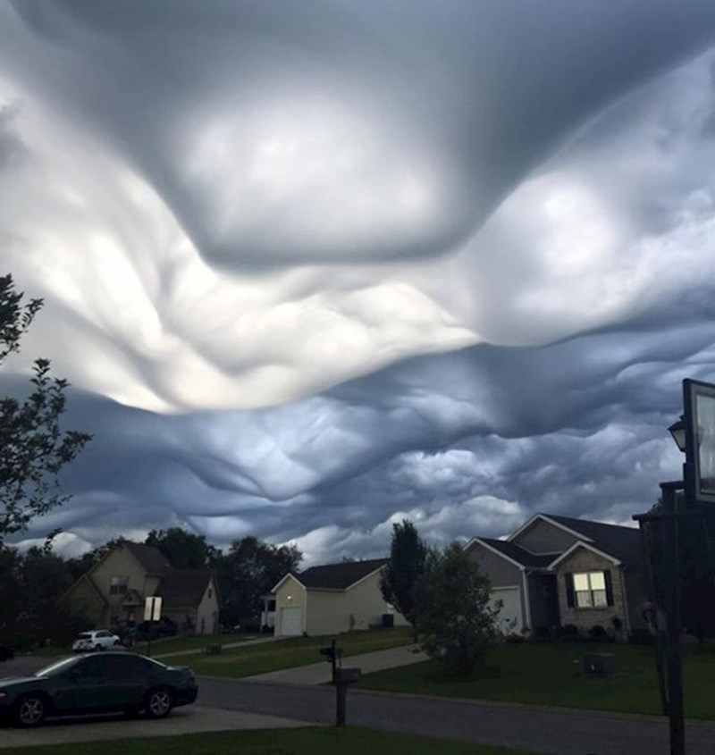 Ovi oblaci izgledaju kao da je netko prekrio kuće nekom čudnom dekom