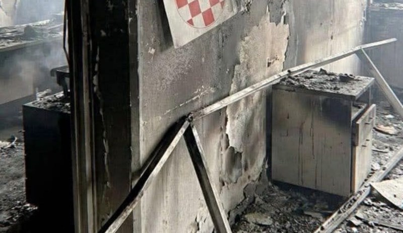 Netko je u požarom uništenom uredu zatekao urnebesan prizor, fotka je hit u cijeloj zemlji