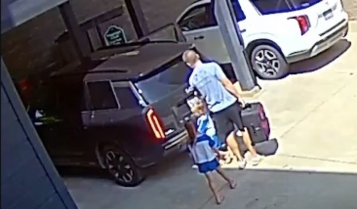 Ostavili su auto otključan samo 20 minuta, prizor koji ih je dočekao nikad neće zaboraviti