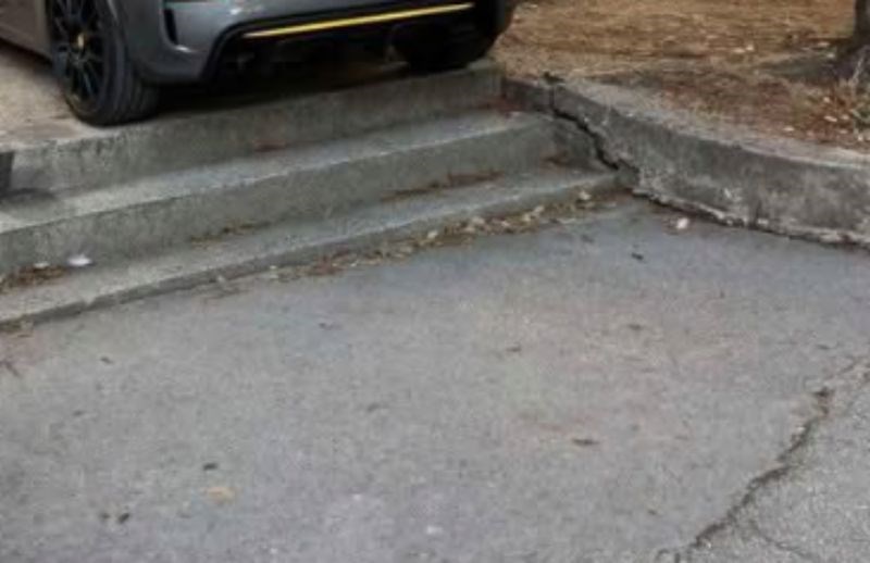 Tip iz Splita parkirao je pred zgradom i razbjesnio baš sve susjede, odmah ćete vidjeti zašto