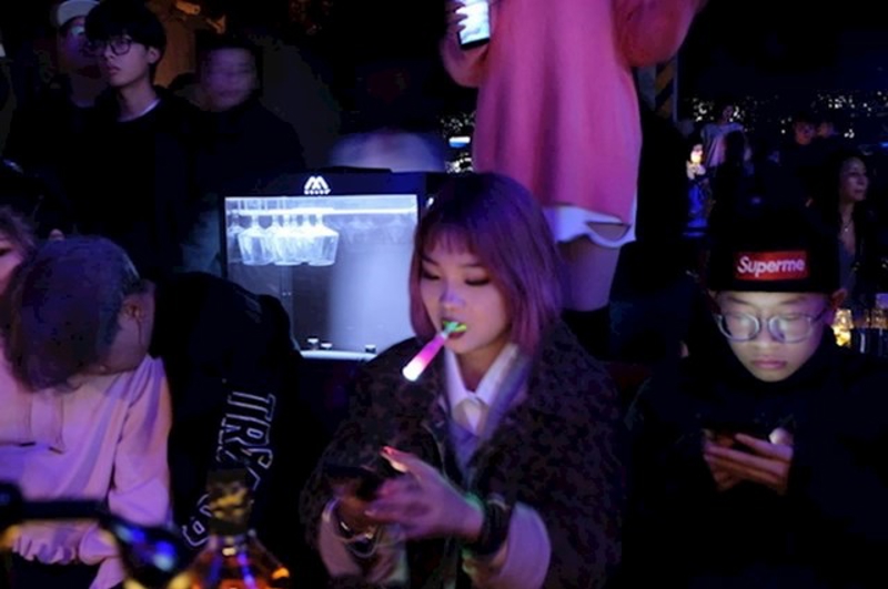 16. Svijetleći predmeti u ustima su hit za vrijeme partijanja.